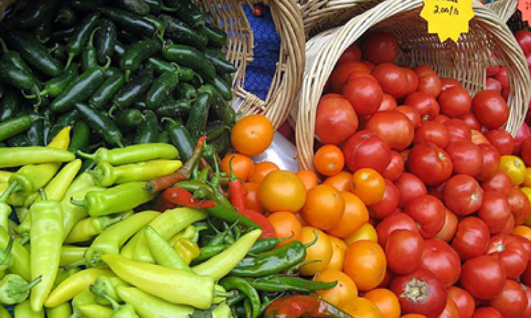 7 Tips for Hitting the Farmer's Market Like a Pro This Summer