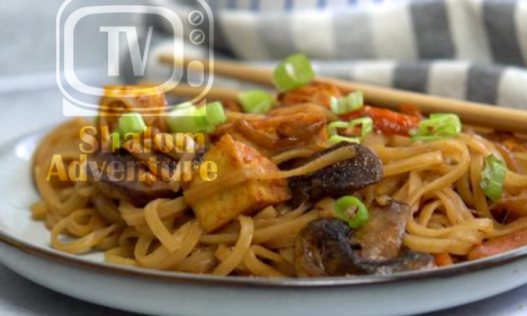 Stir-fry Noodles with Crispy Garlic Tofu