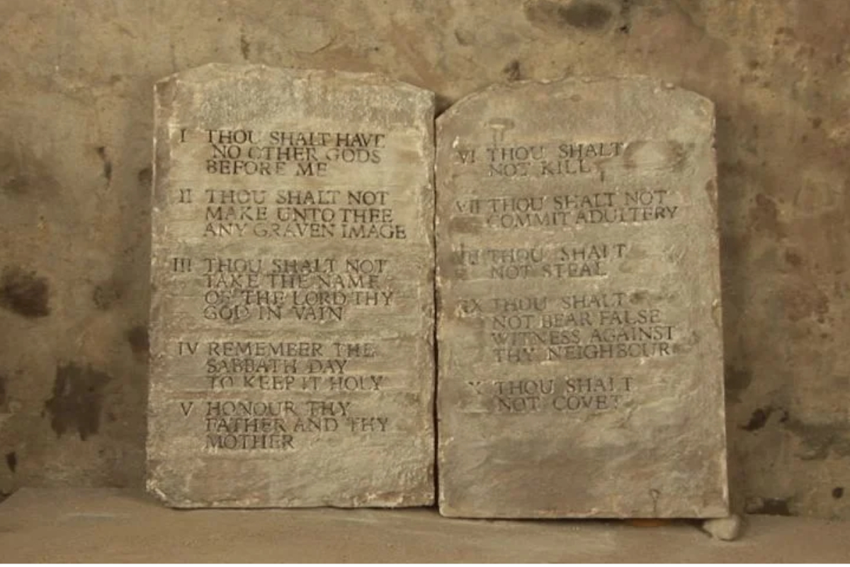 Image celebrating Shavuot: 10 Commandments on 2 stone tablets