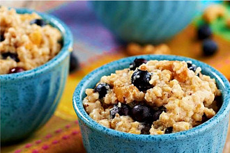 Photo: Bowl of Slow Cooker Lemon Blueberry Oatmeal